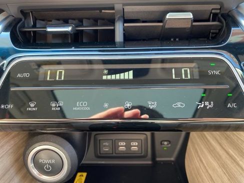 Certified 2024 Toyota Venza Limited image 11