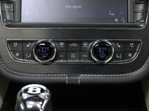 Used 2017 Bentley Bentayga AWD/4WD image 37