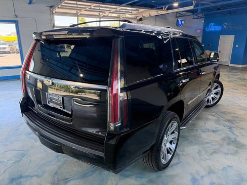 Used 2016 Cadillac Escalade Luxury AWD/4WD image 2