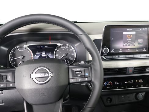 Used 2025 Nissan Rogue SV w/ SV Premium Package image 16