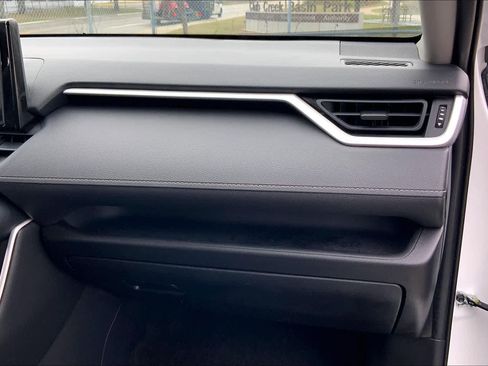 Used 2021 Toyota RAV4 XLE image 17