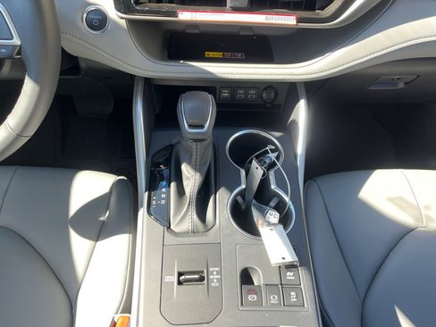 New 2025 Toyota Highlander XLE image 14