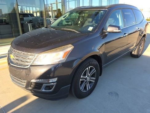 Used 2017 Chevrolet Traverse LT image 2