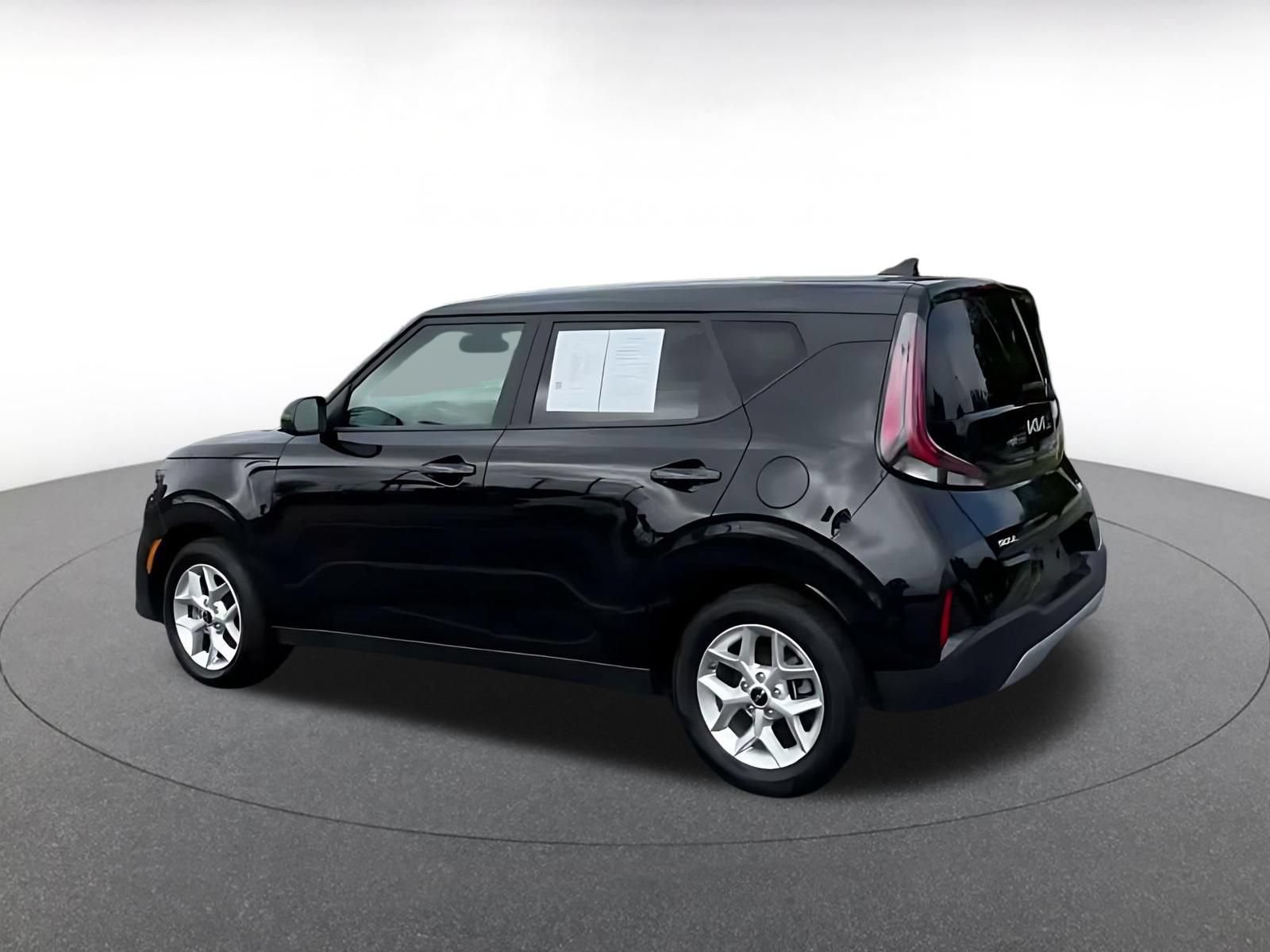 Used 2025 Kia Soul LX w/ LX Technology Package FWD image 9