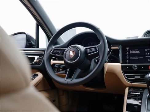 Certified 2025 Porsche Macan image 24