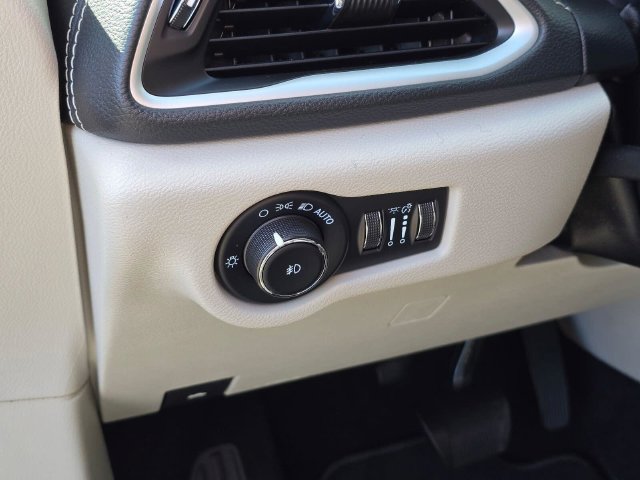 Used 2022 Chrysler Pacifica Touring-L FWD image 23