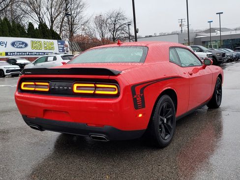 Used 2019 Dodge Challenger SXT image 5