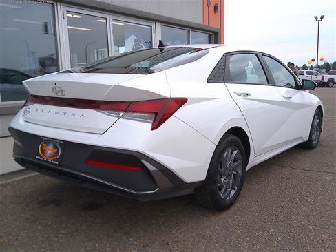 Used 2024 Hyundai Elantra SEL FWD image 3