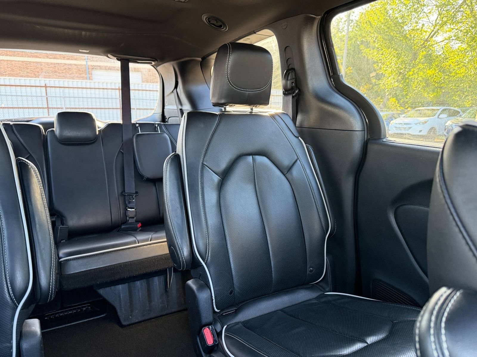 Used 2025 Chrysler Pacifica Limited FWD image 41