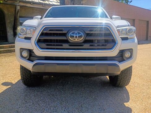 Used 2018 Toyota Tacoma SR5 w/ SR5 Appearance Package (SM) image 3