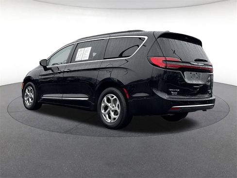 Used 2023 Chrysler Pacifica Limited image 3