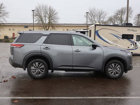 Used 2025 Nissan Pathfinder S image 8