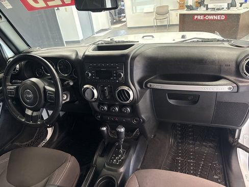 Used 2017 Jeep Wrangler Unlimited Sahara w/ Connectivity Group AWD/4WD image 12