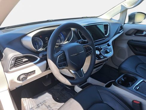 Certified 2023 Chrysler Pacifica Touring-L FWD image 17
