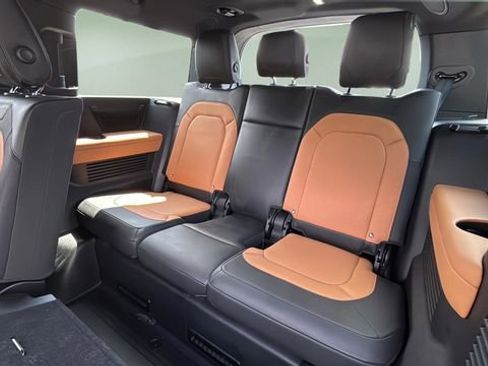 Used 2023 Land Rover Defender 130 X-Dynamic SE AWD/4WD image 33