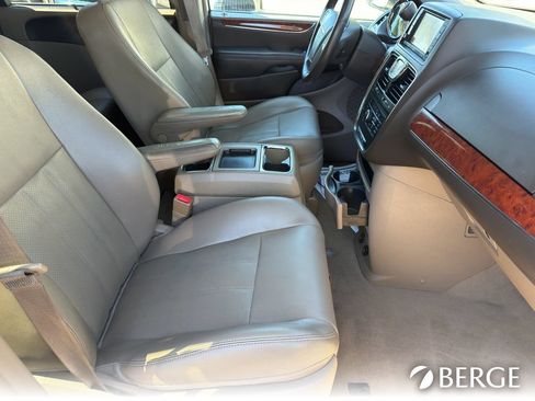 Used 2013 Chrysler Town & Country Touring-L w/ Driver Convenience Group FWD image 31