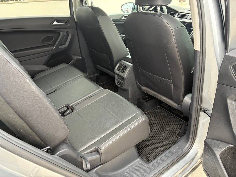 Used 2020 Volkswagen Tiguan SE w/ Panoramic Sunroof Package FWD image 32