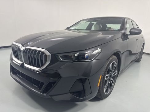 New 2026 BMW 530i xDrive w/ M Sport Package AWD/4WD image 3