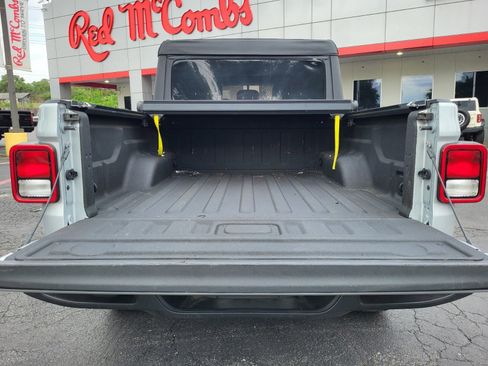 Used 2023 Jeep Gladiator Willys AWD/4WD image 30