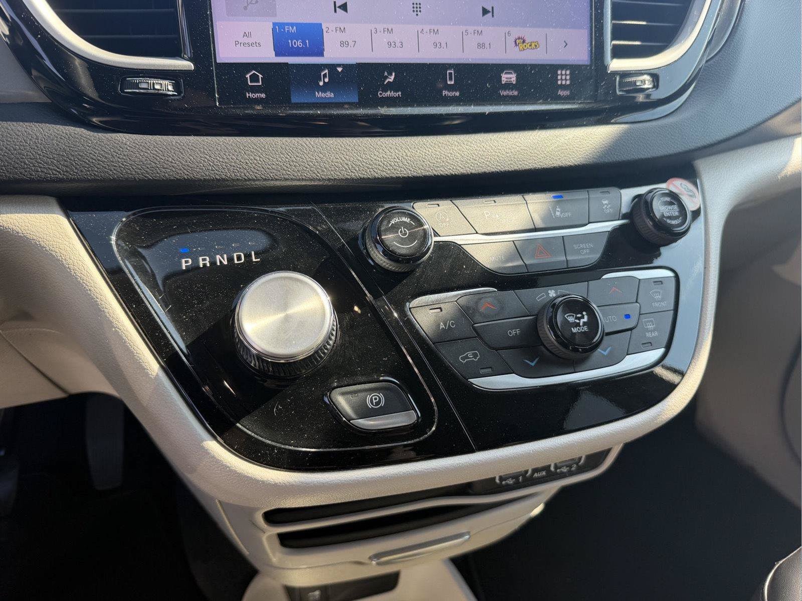 Used 2024 Chrysler Pacifica Touring-L FWD image 15