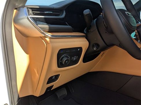 Used 2024 Jeep Grand Cherokee Summit image 17