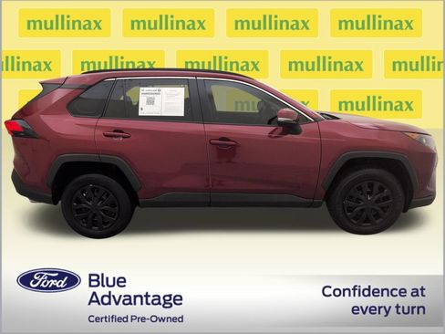Used 2019 Toyota RAV4 LE AWD/4WD image 2