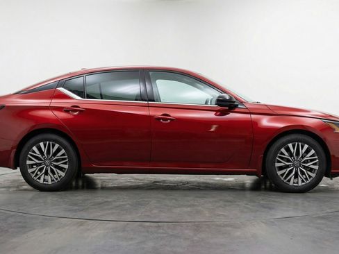Used 2025 Nissan Altima 2.5 SV FWD image 11