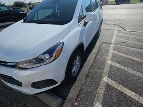 Used 2022 Chevrolet Trax LT w/ LT Convenience Package AWD/4WD image 15