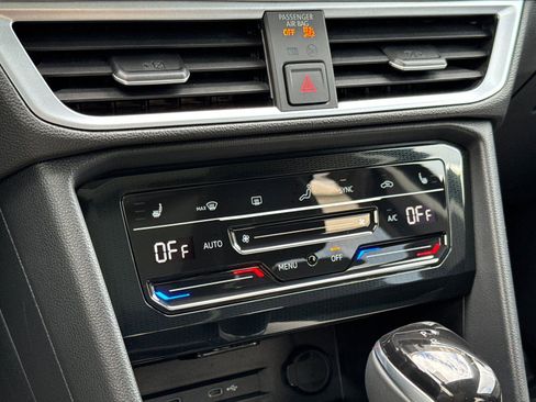 Used 2025 Volkswagen Taos SE w/ Panoramic Sunroof Package image 19