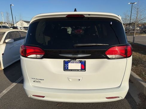 Used 2023 Chrysler Voyager LX image 12