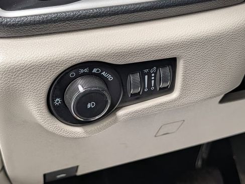 Used 2023 Chrysler Pacifica Touring-L AWD/4WD image 16