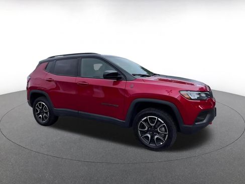 Used 2025 Jeep Compass Trailhawk AWD/4WD image 2