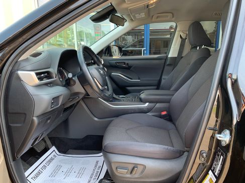 Used 2022 Toyota Highlander LE AWD/4WD image 13