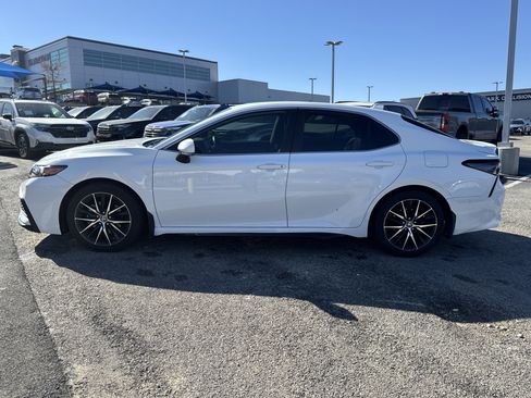 Used 2022 Toyota Camry SE image 6