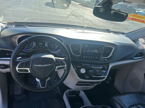 Used 2017 Chrysler Pacifica Touring-L Plus w/ Tire & Wheel Group image 12