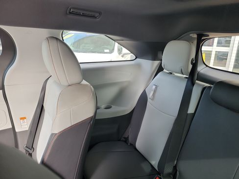 Used 2022 Toyota Sienna XSE FWD image 15