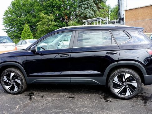 Used 2025 Volkswagen Taos SE AWD/4WD image 6