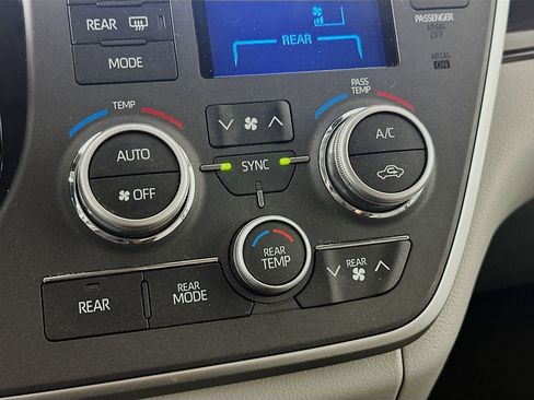 Used 2020 Toyota Sienna XLE Premium FWD image 23