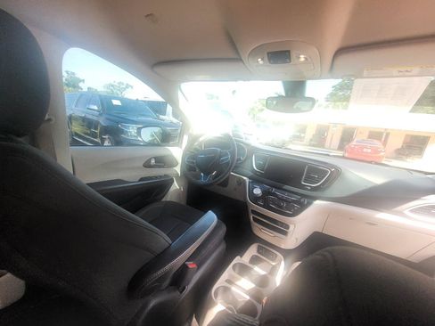 Used 2017 Chrysler Pacifica Touring w/ Tire & Wheel Group FWD image 17