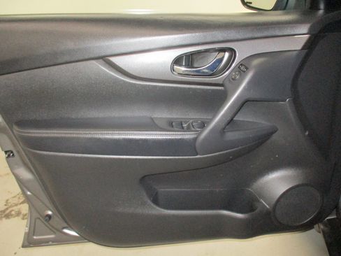 Used 2020 Nissan Rogue SV image 13