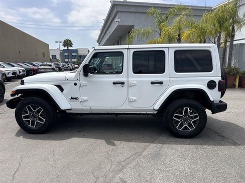 Used 2025 Jeep Wrangler Unlimited Sahara AWD/4WD image 5