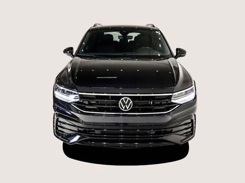 Used 2024 Volkswagen Tiguan SE R-Line image 3