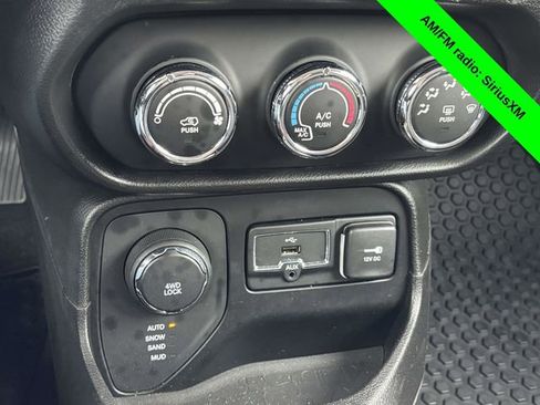 Used 2017 Jeep Renegade Latitude w/ Cold Weather Group image 20