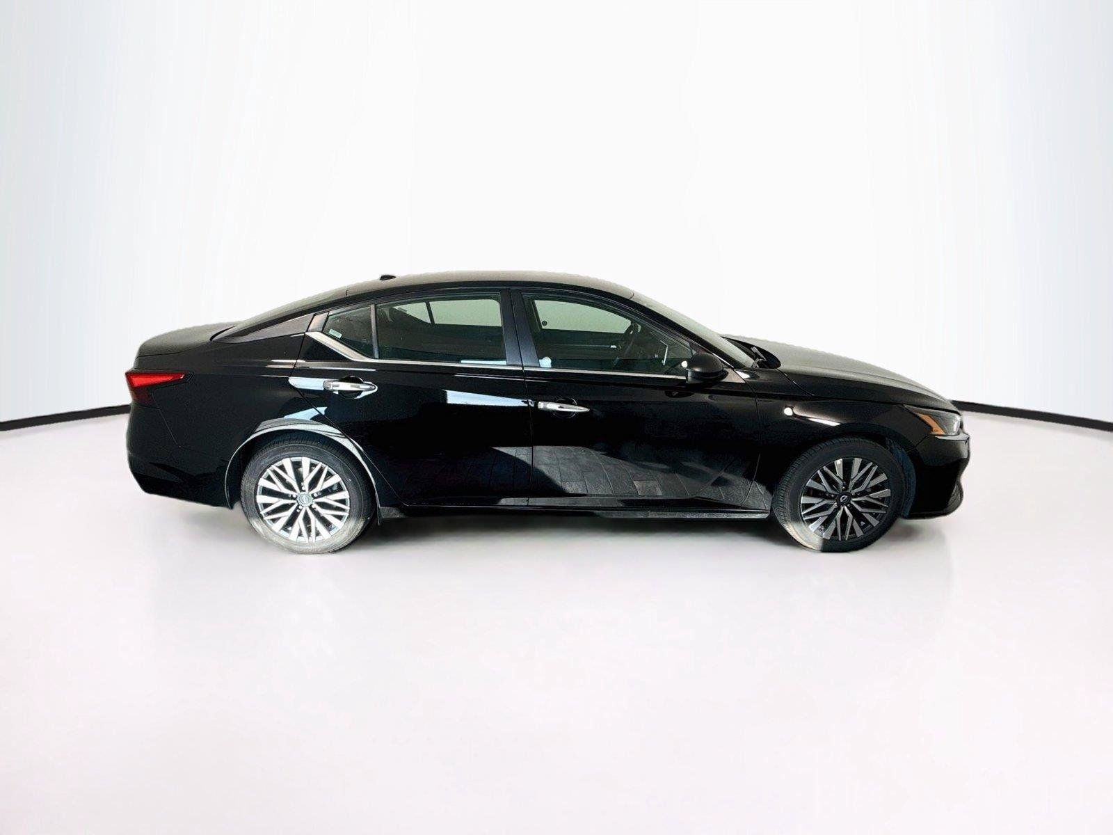 Used 2025 Nissan Altima 2.5 SV FWD image 7