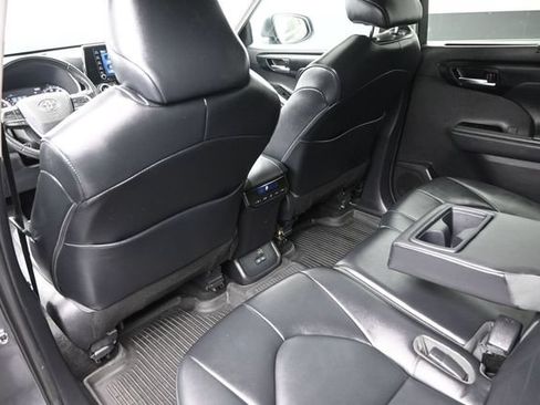 Used 2022 Toyota Highlander XLE AWD/4WD image 15