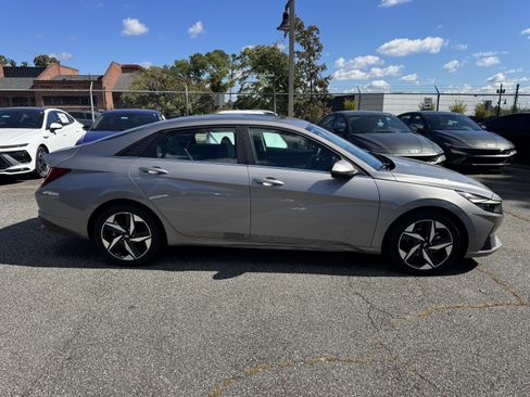 Used 2023 Hyundai Elantra Limited image 8