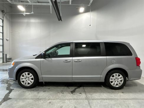 Certified 2018 Dodge Grand Caravan SE w/ UConnect Hands-Free Group image 9