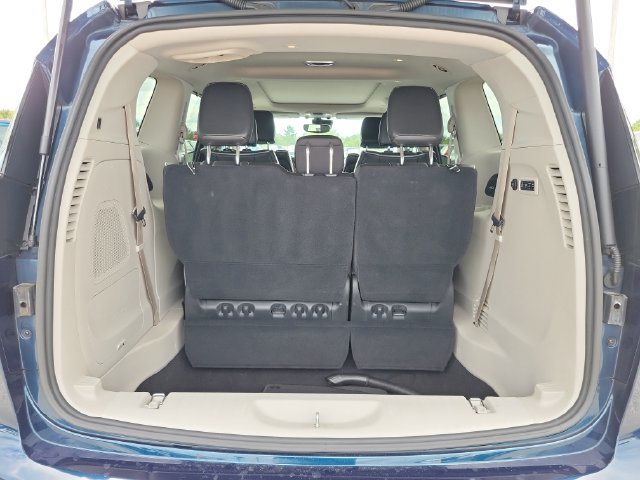 Used 2022 Chrysler Pacifica Limited w/ Uconnect Theater Family Group AWD/4WD image 9