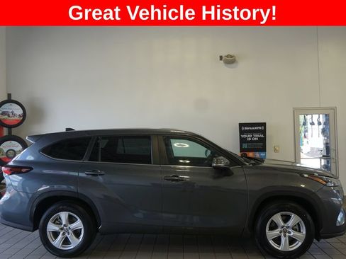 Certified 2024 Toyota Highlander LE FWD image 2