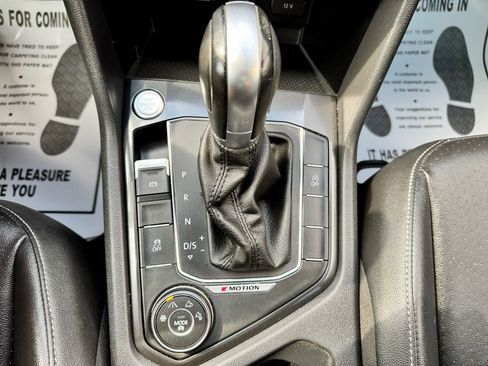 Used 2018 Volkswagen Tiguan SE w/ Panoramic Sunroof Package image 27